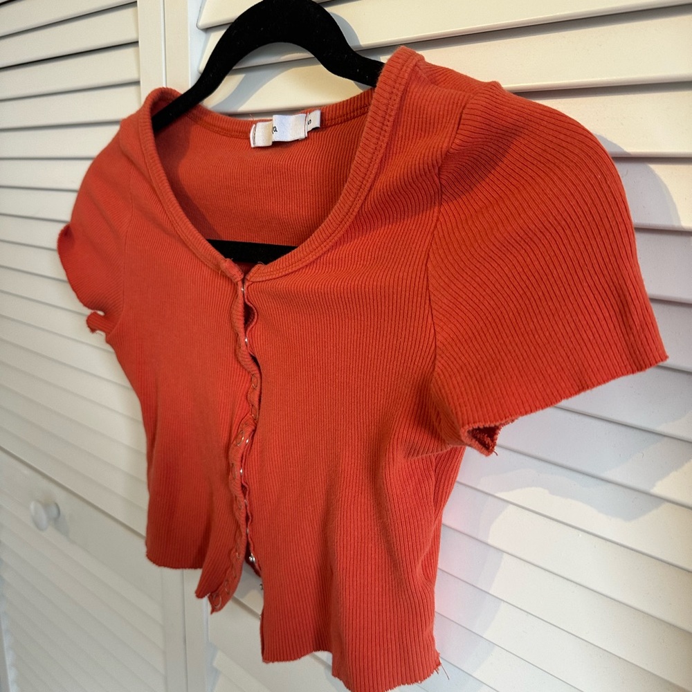 Button Down Short Sleeve Crop Top - Picture 2 of 4